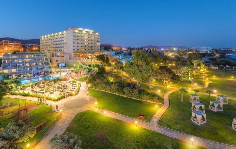 5* St Raphael Resort - It's Finally Friday!